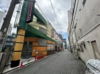 『リージェント』の店舗外観と周辺風景