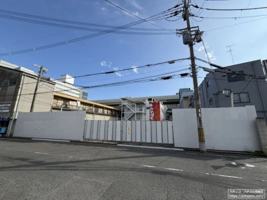 店舗裏側の駐車場入口もフェンスで囲われていた
