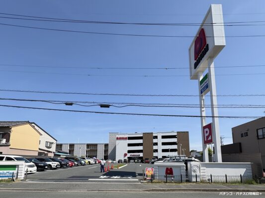 『マルハン浜松中央店』は立体駐車場を完備