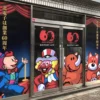 「ジャグラー」の装飾がなされた店舗外観