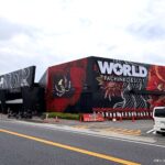赤いハイビスカスが印象的な『ワールド3』の店舗デザイン