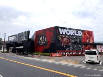 赤いハイビスカスが印象的な『ワールド3』の店舗デザイン