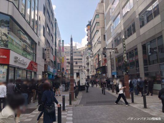 『楽園池袋店グリーンサイド』の朝の並び