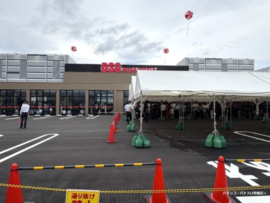 整理券抽選前。仮設テントを設置して対応