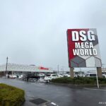 当日は雨模様のためオープン前から店舗や看板の照明が点灯していた