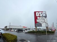 当日は雨模様のためオープン前から店舗や看板の照明が点灯していた
