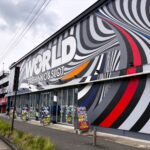 国道9号線沿いに店舗を構える『ワールド篠』