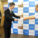 『プレイランドハッピー築港店』の従業員2名に小樽市消防本部より表彰状