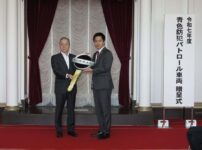 大遊協が青色防犯パトロール車両を府下5市へ寄贈