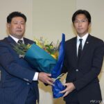 写真左から松谷義明新支部長、美山正広前支部長