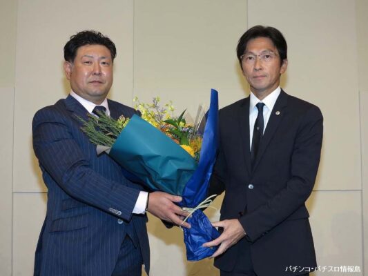 写真左から松谷義明新支部長、美山正広前支部長