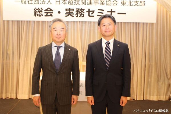 写真左より、谷口久徳前支部長、小名弘敏新支部長