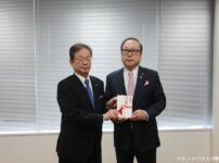 岡山県パチンコ・パチスロ業協同組合が県内報道機関へ寄付金贈呈