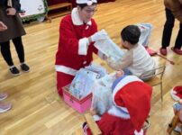 富山県遊協青年部、児童発達支援センターにクリスマスプレゼントを寄贈