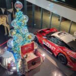 善都本社ロビーのウィンターツリーを近隣園児が見学